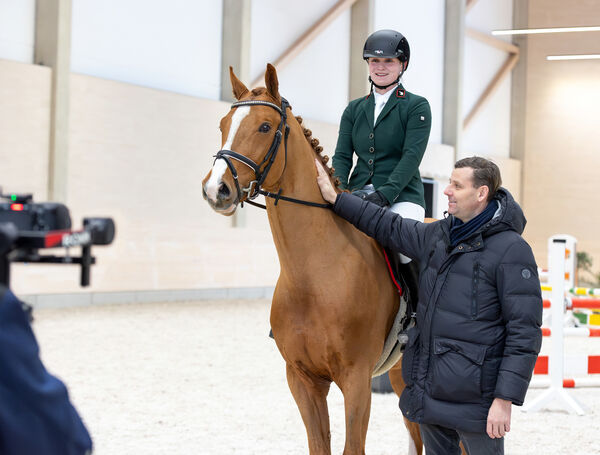 TANGELOS THOLIX und Vanessa Ebert mit Trainer Björn Nagel vor der Kamera