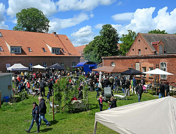 Viele Menschen und Marktstände