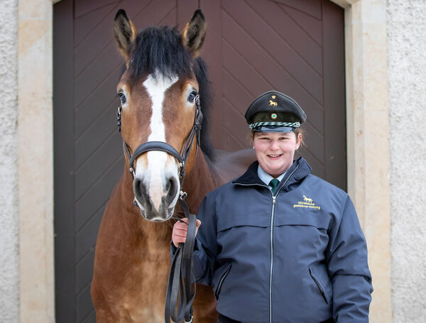 Portrait Marie Gürntke mit Hengst Balou