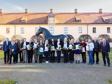 Zeugnisübergabe der Pferdewirtschaftsmeister - zum Beitrag