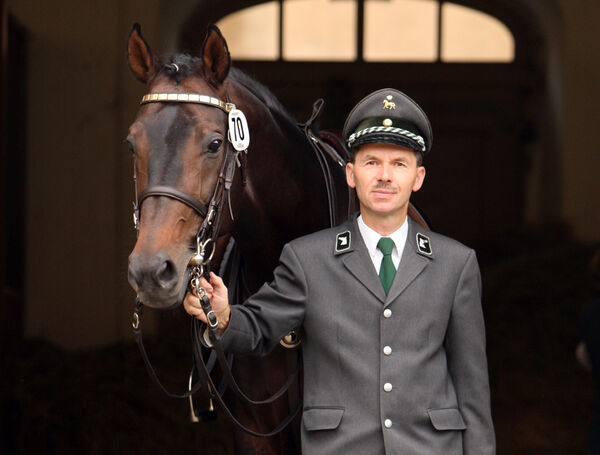 Gestütsoberwärter a.D. Helmut Kuhring mit Pferd