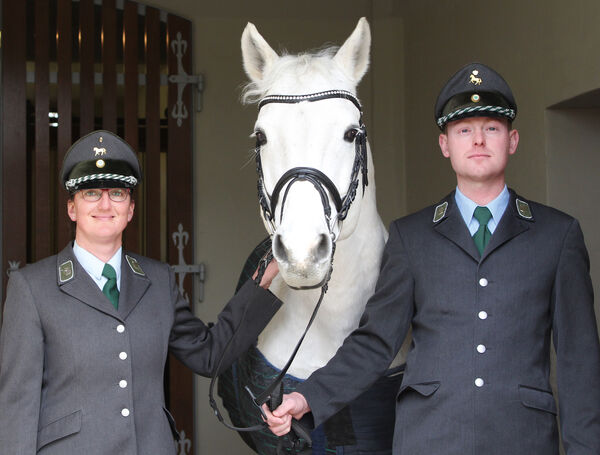 Portrait OSM Antje Kleinschmidt und GW Chris Bretschneider mit Pferd
