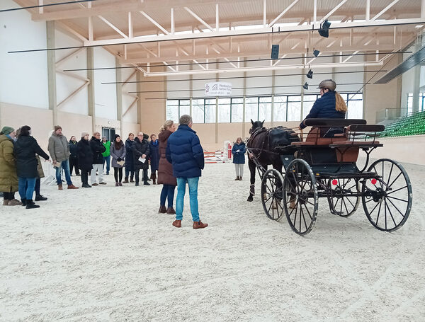 Lehrgangsteilnehmer in der Reithalle