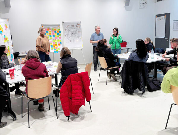 Lehrgangsteilnehmer im Schulungsraum