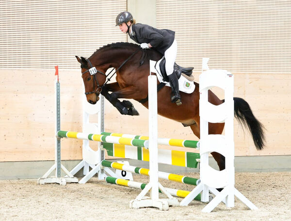 Kuba und GW'n Elena Lachmann am Sprung